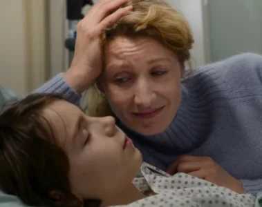 Thelma auprès de Louis dans une scène réelle du film La Chambre des merveilles