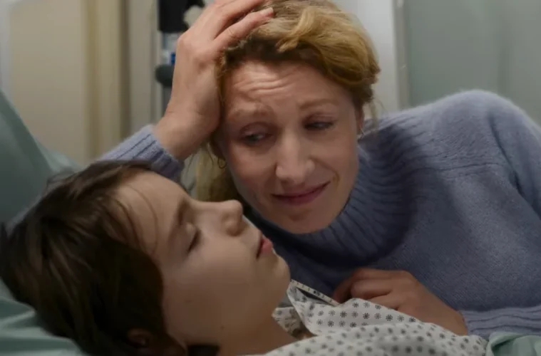 Thelma auprès de Louis dans une scène réelle du film La Chambre des merveilles