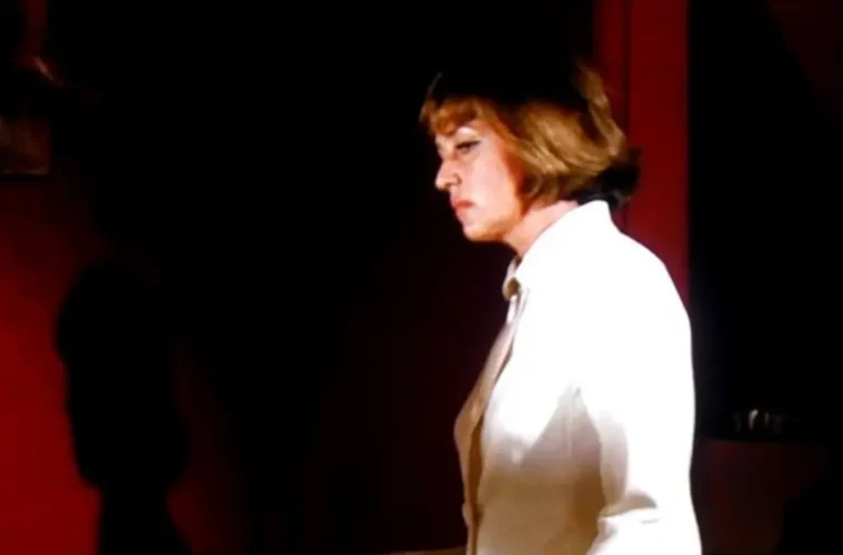 Julie Kohler seule dans une scène du film La mariée était en noir