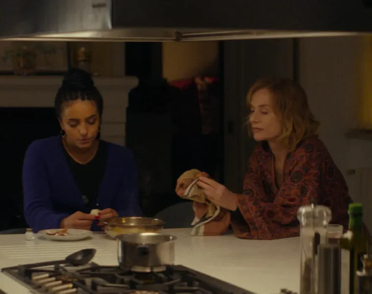 Alma et Mina dans une scène réelle du film La Prisonnière de Bordeaux