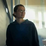 Marguerite face à un tableau couvert de formules dans une scène réelle du film