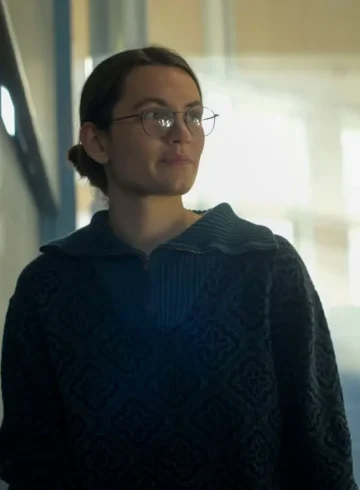 Marguerite face à un tableau couvert de formules dans une scène réelle du film