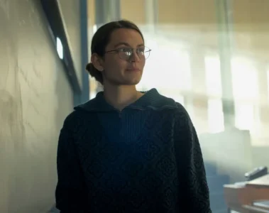 Marguerite face à un tableau couvert de formules dans une scène réelle du film