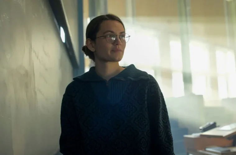 Marguerite face à un tableau couvert de formules dans une scène réelle du film