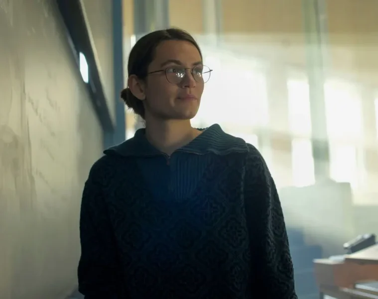 Marguerite face à un tableau couvert de formules dans une scène réelle du film