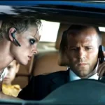 Frank Martin au volant face à Lola dans une scène du film Le Transporteur 2