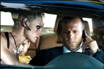 Frank Martin au volant face à Lola dans une scène du film Le Transporteur 2