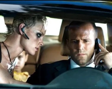 Frank Martin au volant face à Lola dans une scène du film Le Transporteur 2