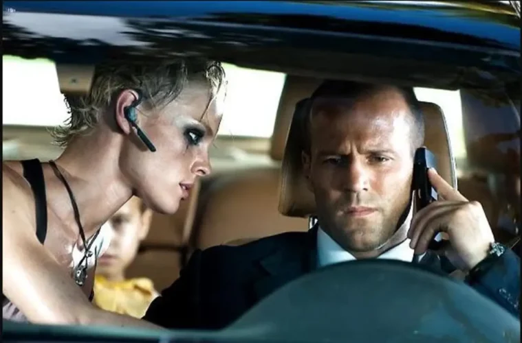 Frank Martin au volant face à Lola dans une scène du film Le Transporteur 2