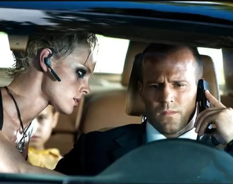 Frank Martin au volant face à Lola dans une scène du film Le Transporteur 2