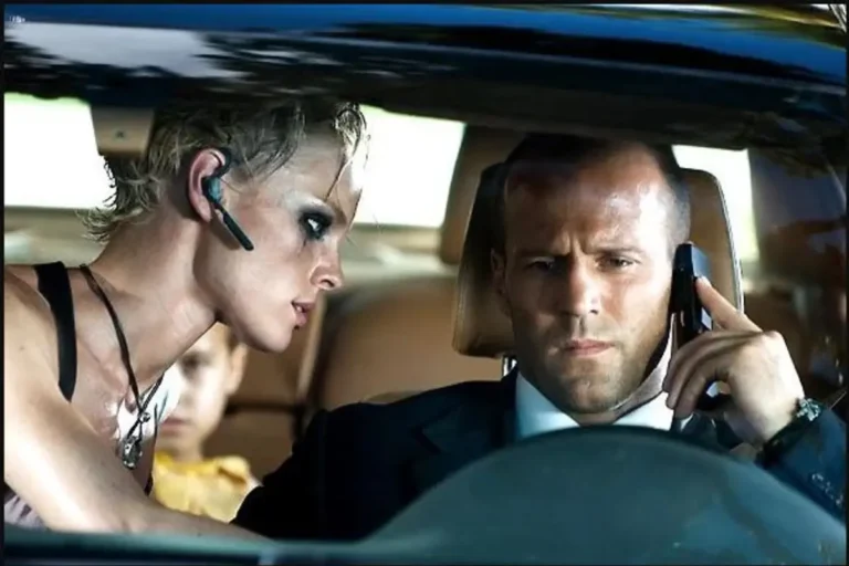 Frank Martin au volant face à Lola dans une scène du film Le Transporteur 2