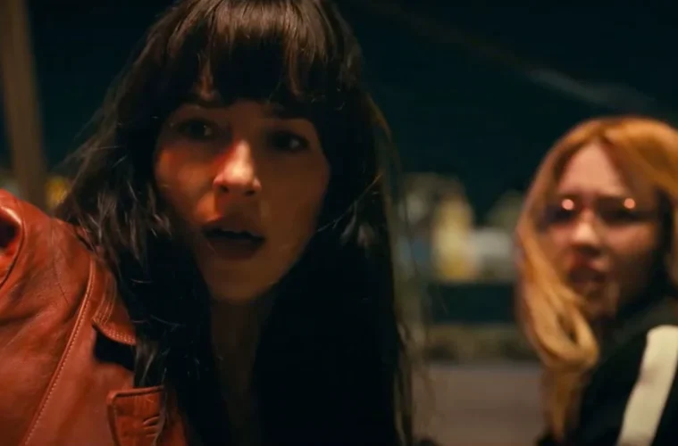 Cassie Webb et Julia Carpenter dans Madame Web