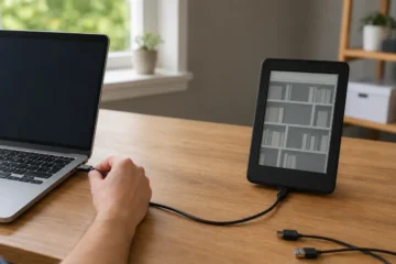 Liseuse électronique reliée par câble USB à un ordinateur portable