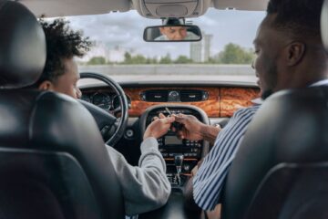 Jeune conducteur : comment assurer sa première voiture sans se ruiner (ni s'arracher les cheveux) ?