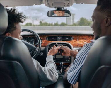 Jeune conducteur : comment assurer sa première voiture sans se ruiner (ni s'arracher les cheveux) ?