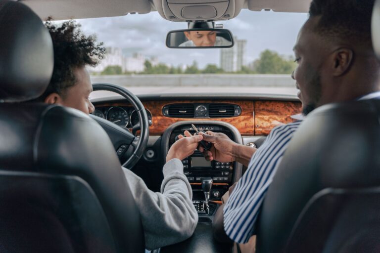 Jeune conducteur : comment assurer sa première voiture sans se ruiner (ni s'arracher les cheveux) ?
