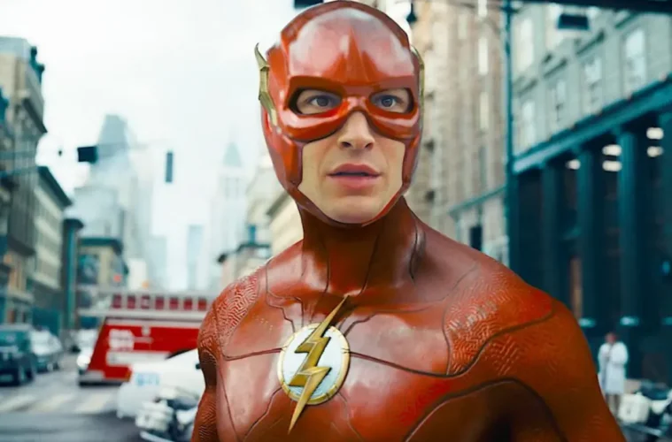 Barry Allen dans une scène réelle du film The Flash