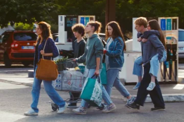Toni et ses enfants dans une scène réelle du film Toni en famille