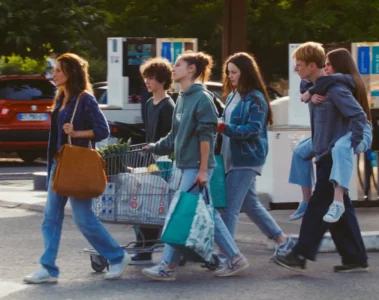Toni et ses enfants dans une scène réelle du film Toni en famille
