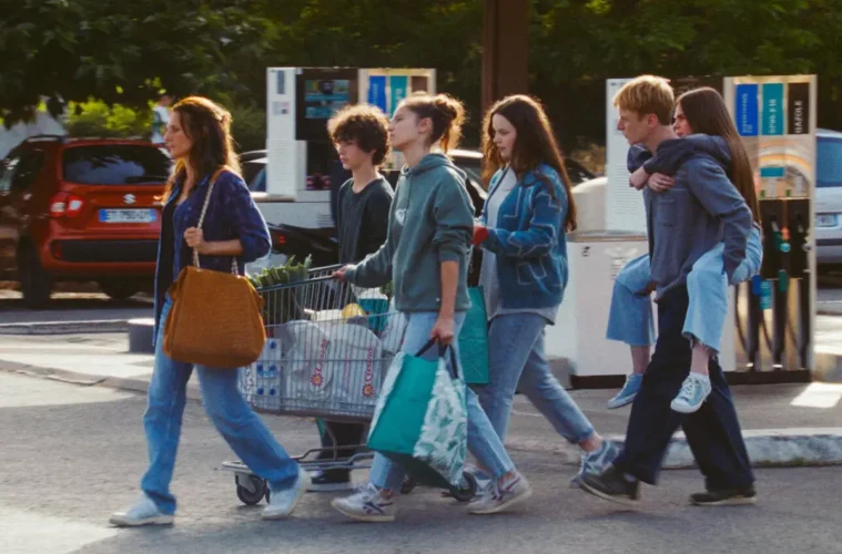 Toni et ses enfants dans une scène réelle du film Toni en famille