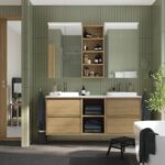 Meuble vasque suspendu en bois avec double lavabo dans une salle de bain verte
