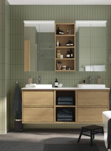 Meuble vasque suspendu en bois avec double lavabo dans une salle de bain verte