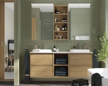 Meuble vasque suspendu en bois avec double lavabo dans une salle de bain verte