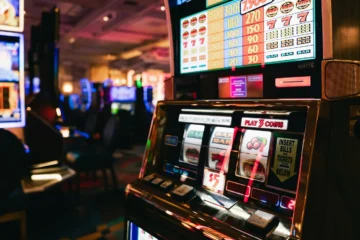 Machines à sous dans une salle de casino faiblement éclairée
