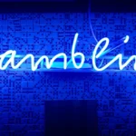 Comment interpréter le RTP et le House Edge avant de jouer enseigne lumineuse bleue de jeux de hasard