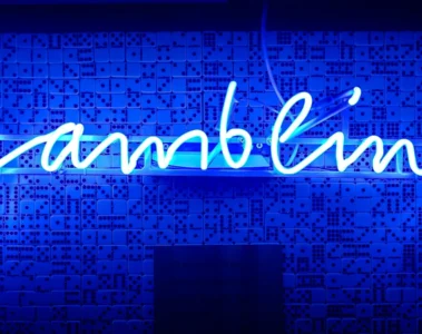 enseigne lumineuse bleue de jeux de hasard
