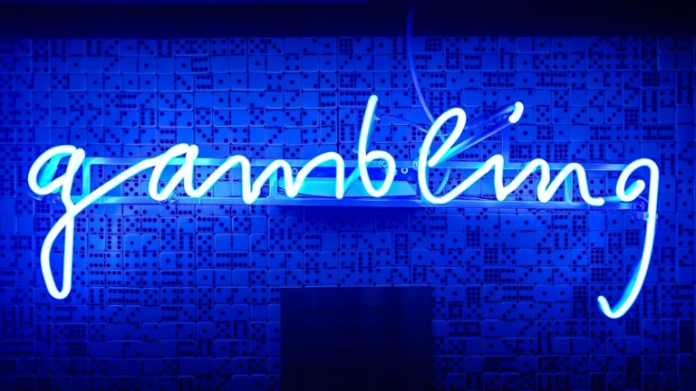 enseigne lumineuse bleue de jeux de hasard