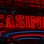 Quels indicateurs statistiques renforcent l’analyse des jeux de casino ? Enseigne lumineuse rouge de casino allumée