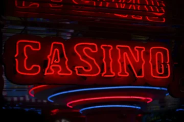 Enseigne lumineuse rouge de casino allumée