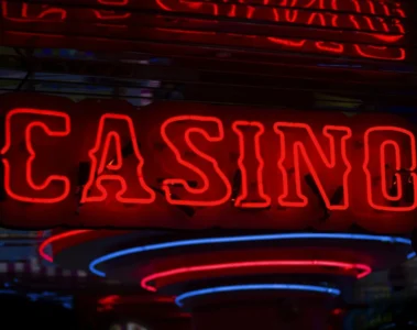 Enseigne lumineuse rouge de casino allumée