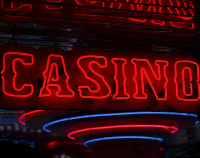 Enseigne lumineuse rouge de casino allumée