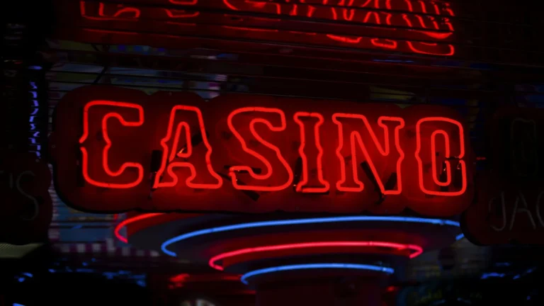 Enseigne lumineuse rouge de casino allumée