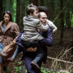 Une barque de réfugiés dans Across the Waters