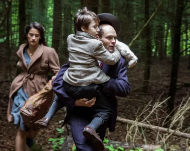 Une barque de réfugiés dans Across the Waters