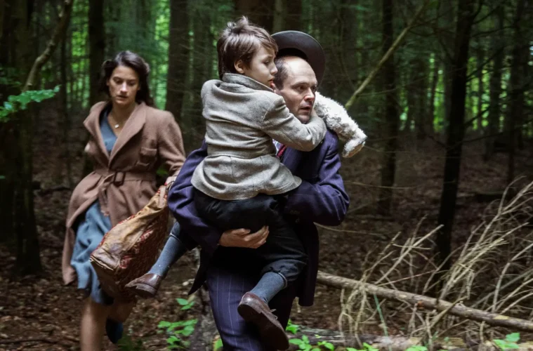 Une barque de réfugiés dans Across the Waters