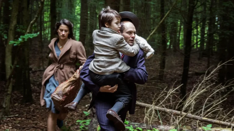 Une barque de réfugiés dans Across the Waters