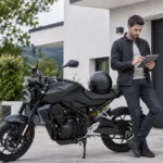 Comment obtenir un devis d’assurance moto vraiment personnalisé ? Motard consultant un devis d’assurance moto personnalisé sur une tablette devant son garage