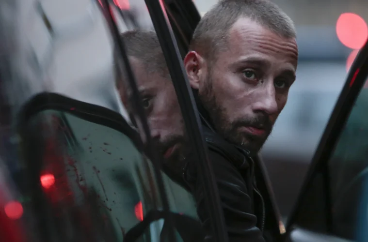 Manuel près d’une voiture dans le film Frères ennemis