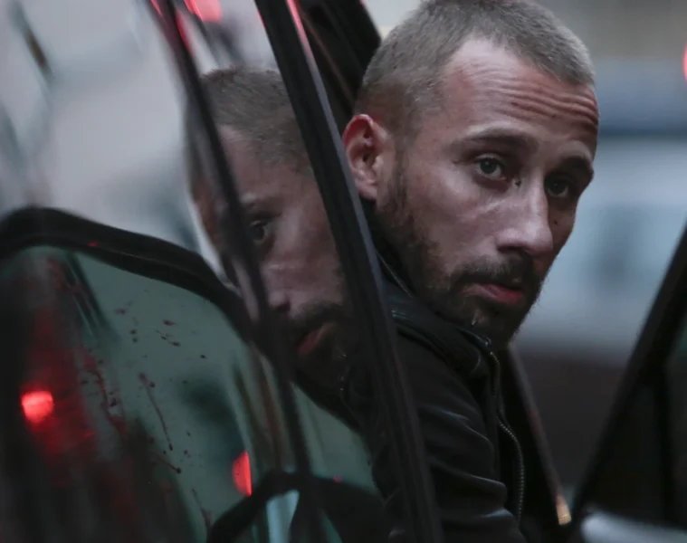 Manuel près d’une voiture dans le film Frères ennemis