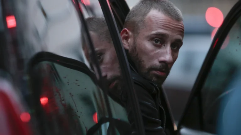 Manuel près d’une voiture dans le film Frères ennemis
