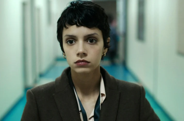 Nora dans Première affaire de Victoria Musiedlak