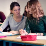 Charlie et Sarah assises côte à côte en classe dans le film Respire