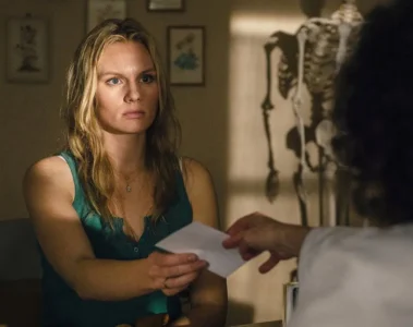 Hanni face à un médecin dans Tout pour ma fille