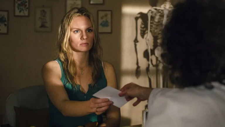 Hanni face à un médecin dans Tout pour ma fille