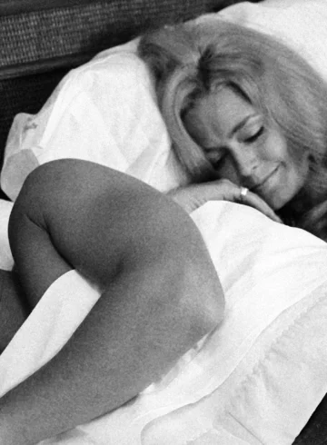 Henri et Françoise allongés ensemble dans le film Un homme qui me plaît