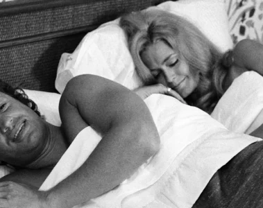 Henri et Françoise allongés ensemble dans le film Un homme qui me plaît
